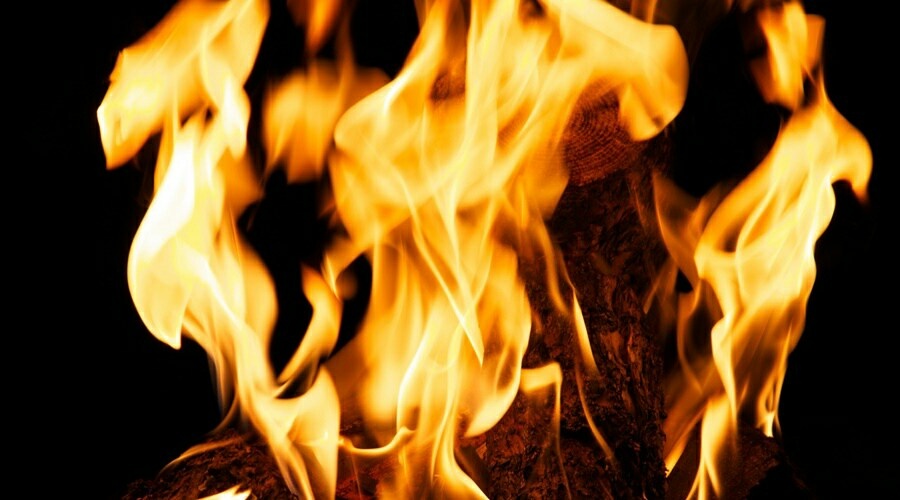  Резервуар с бензином загорелся в Симферополе, пожарные приступили к тушению