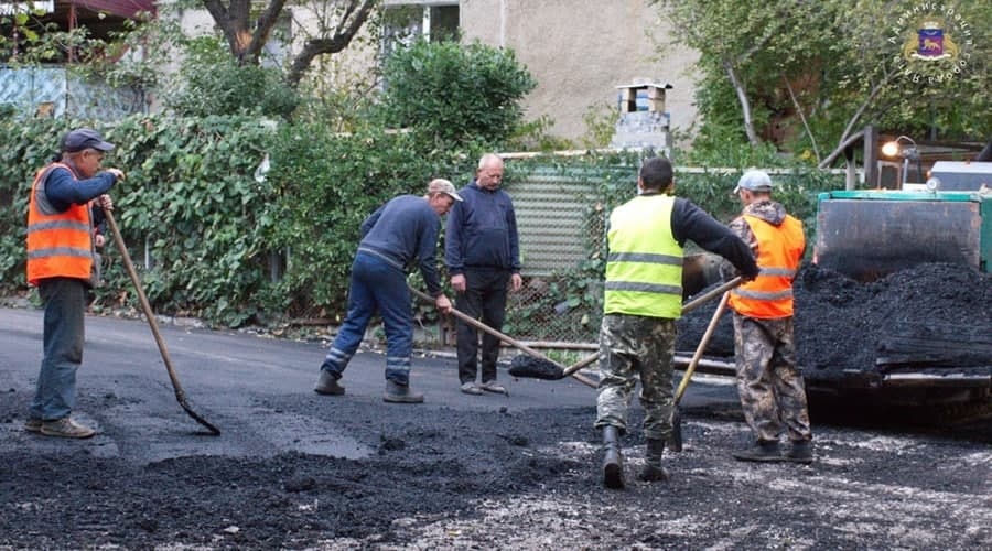 Власти Ялты определят городские дороги для ремонта с учетом мнения местных жителей