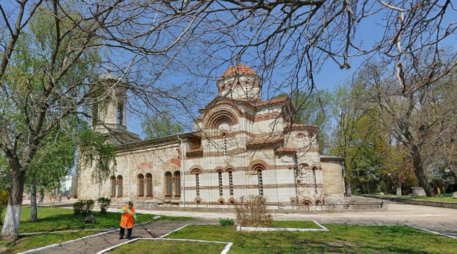 Керченские музейщики заявили об угрозе сохранению старейшего храма Крыма из-за застройки