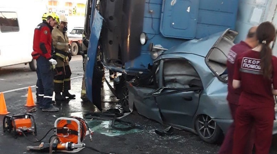 Один человек погиб в результате опрокидывания грузовика на легковушку в Симферополе