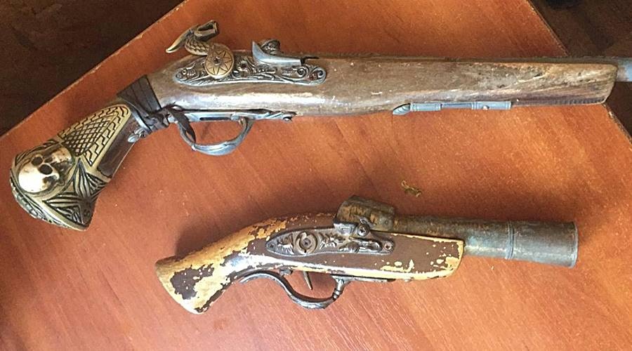 Украинец пытался ввезти в Крым старинные сабли и пистолеты