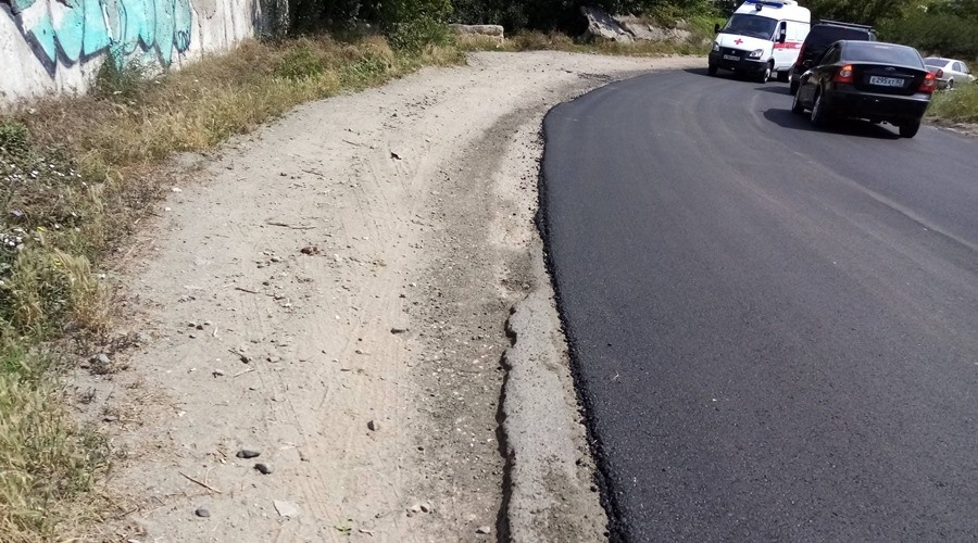 Очередной ремонт улицы Ломоносова в Симферополе снова оставил местных жителей без тротуаров