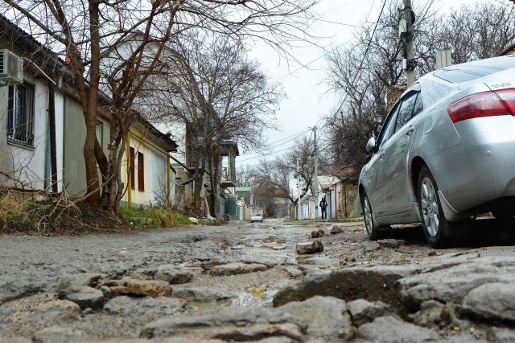 Власти не досчитались асфальтового покрытия на половине дорог Симферополя