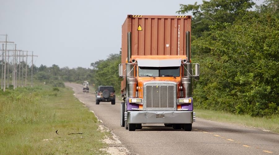 Польша вдвое сократила число разрешений на перевозки украинских грузов через свою территорию