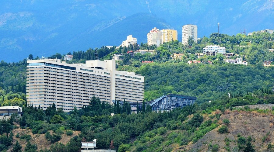 Руководство отеля «Ялта-Интурист» подтвердило закрытие пяти ресторанов и бассейна