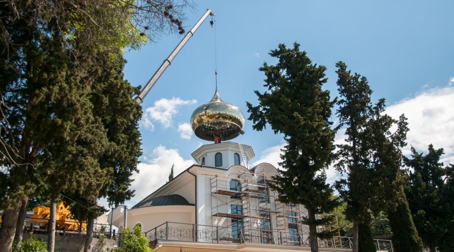 Новый купол весом 2,5 тонны установили на храме в Кореизе
