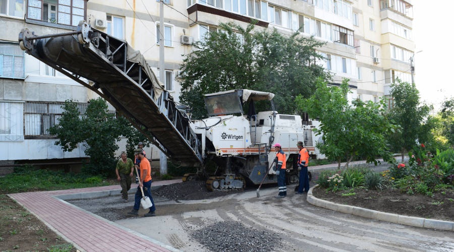 Власти Симферополя сменили подрядчика прошлогоднего ремонта двора в Комсомольском