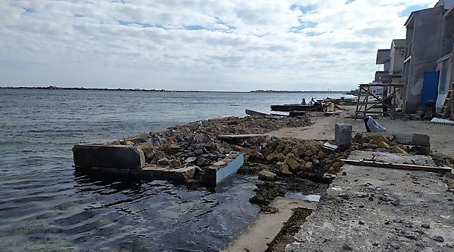 Неизвестный сбросил строительные отходы в озеро Донузлав