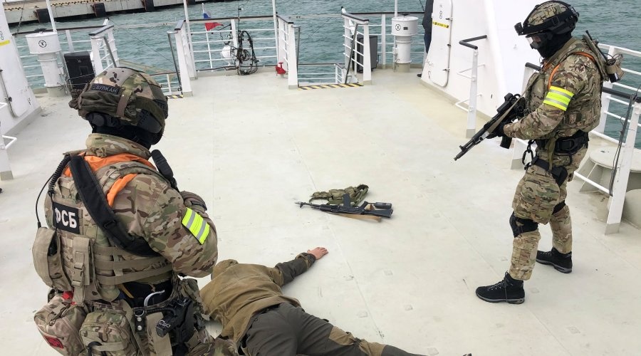 Пограничники отработали освобождение захваченного террористами судна в Черном море