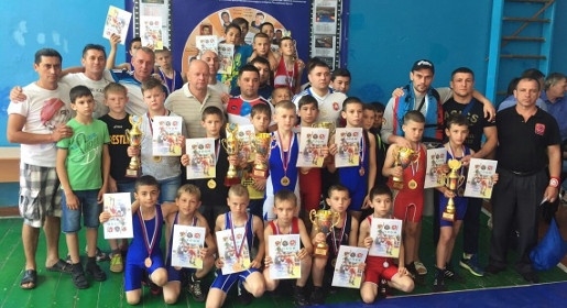 Юношеский турнир по борьбе в Угловом выиграла команда Красногвардейского района