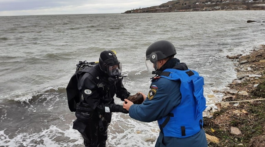 Пиротехники нашли на дне моря в районе Керчи 10 боеприпасов времён войны