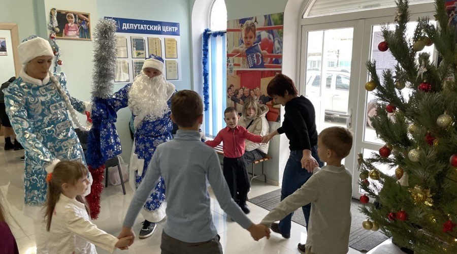 Единороссы Судака поздравили детей участников СВО с Новым годом