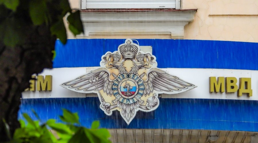 МВД задержало в Феодосии девушку за вандализм и информирование кураторов на Украине