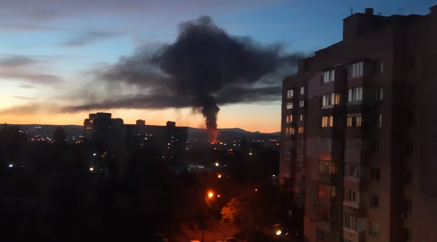 Пожар уничтожил склад в Симферополе