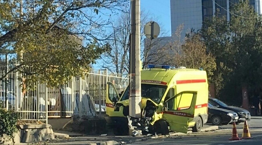 Пять человек пострадали в результате столкновения «скорой» с легковушкой в Симферополе 