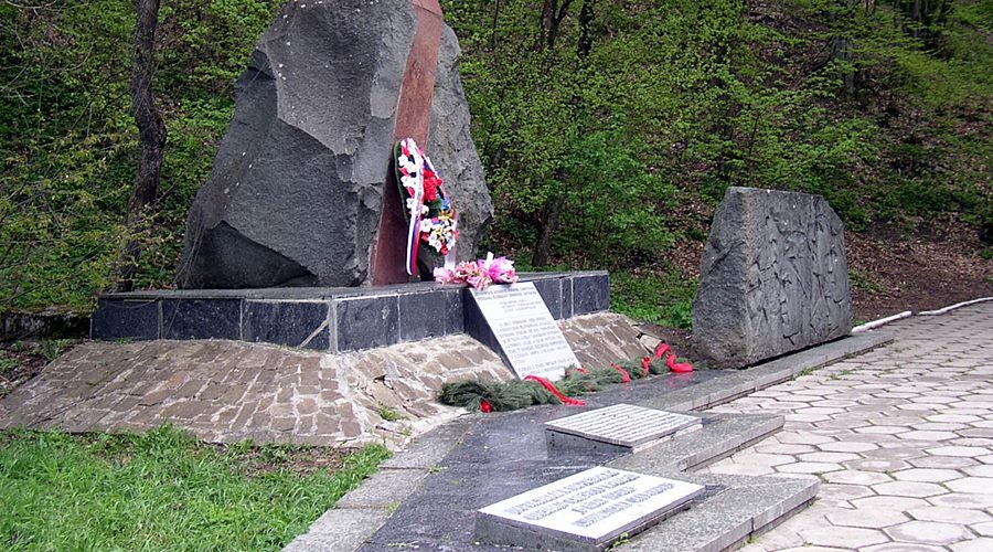 Партия «Новые люди» потребовала восстановить табличку на памятнике партизанам в Крыму