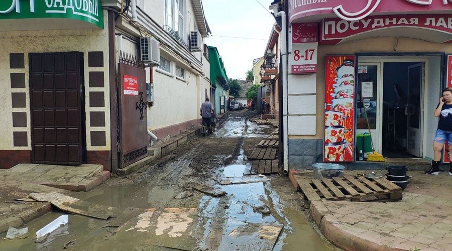Более 60 единиц техники дополнительно прибыло в Керчь для уборки после наводнения