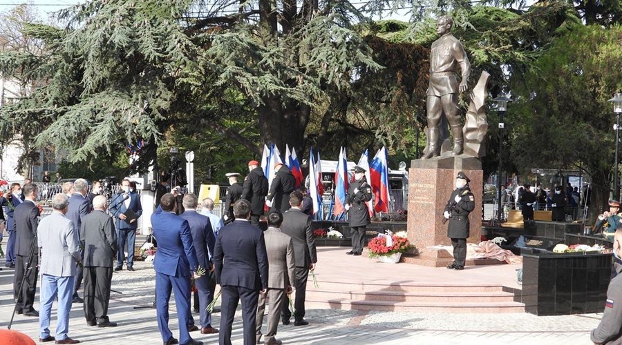 Памятник дважды Герою Советского Союза Амет-Хану Султану торжественно открыли в Симферополе