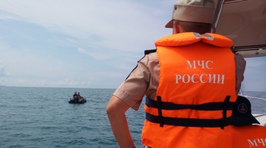 Сотрудники крымского МЧС за сутки спасли в море 11 человек
