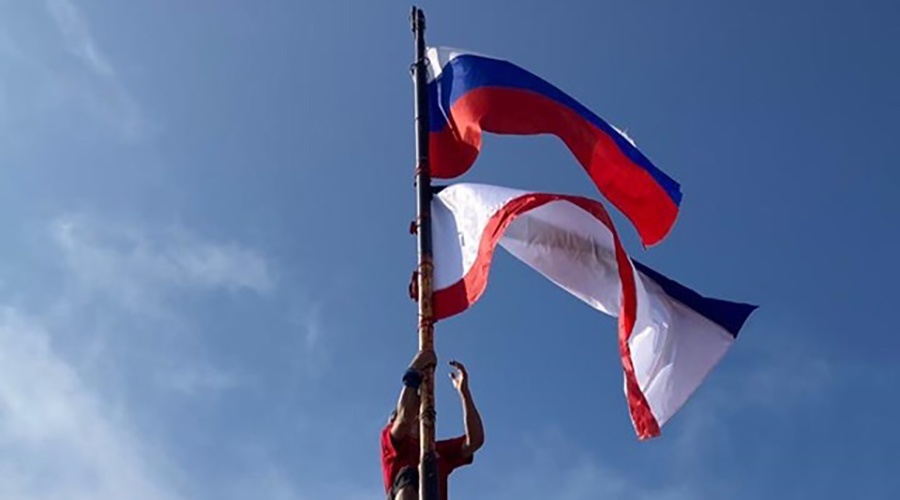 Альпинисты МЧС водрузили флаг Крыма на Ай-Петри в честь праздника