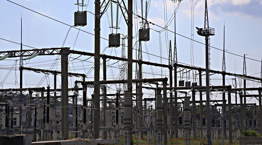 Штормовой ветер привел к аварийным отключениям электроэнергии в городах и районах Крыма