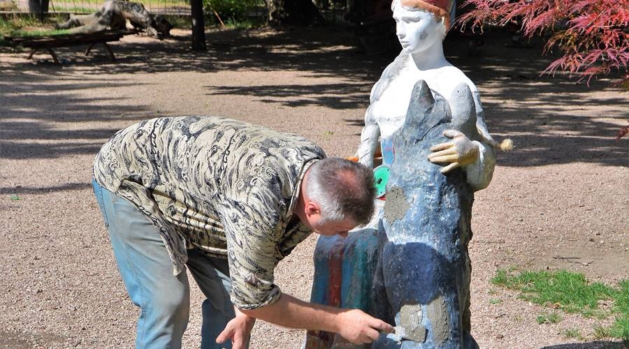 Реставрация 60-летних фигур сказочных героев началась в Детском парке Симферополя