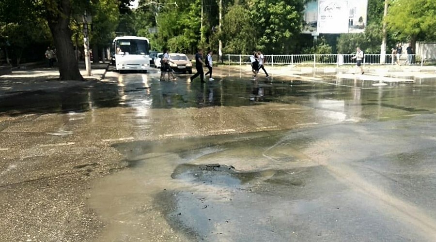 Движение в районе железнодорожного вокзала Симферополя затруднено из-за аварии на водопроводе