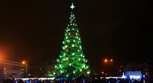 Главная новогодняя ель Крыма зажгла огни в Симферополе