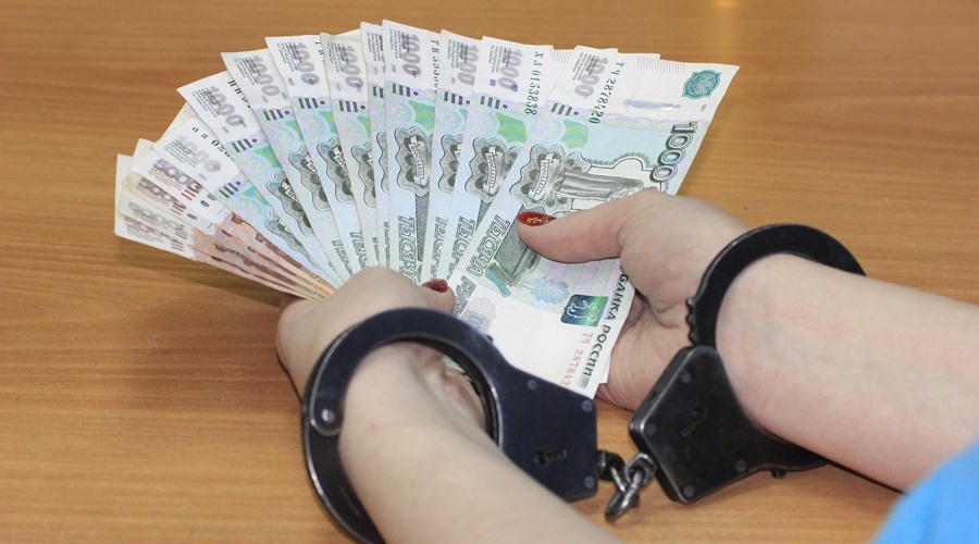 Суд в Крыму признал бывших таможенников виновными в получении взятки