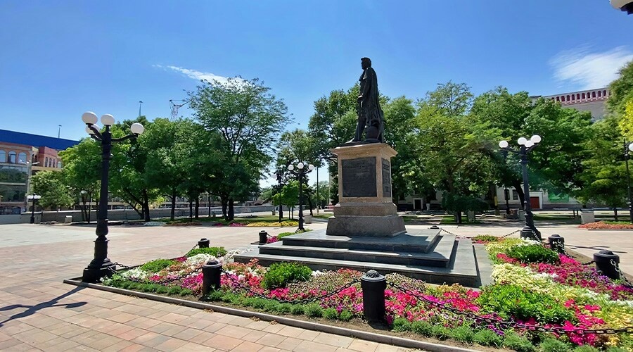 Памятник князю Потемкину убрали с постамента в центре Херсона