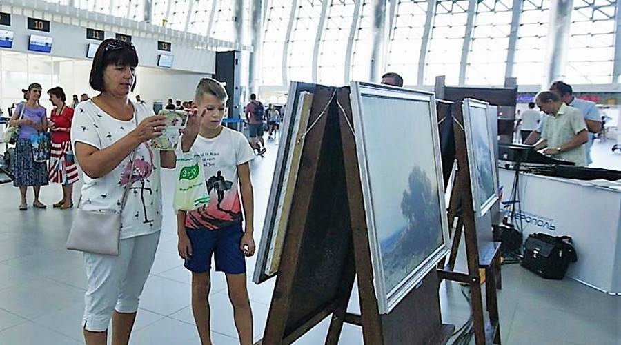 Аэропорт Симферополь показал пассажирам картины Айвазовского и его последователей