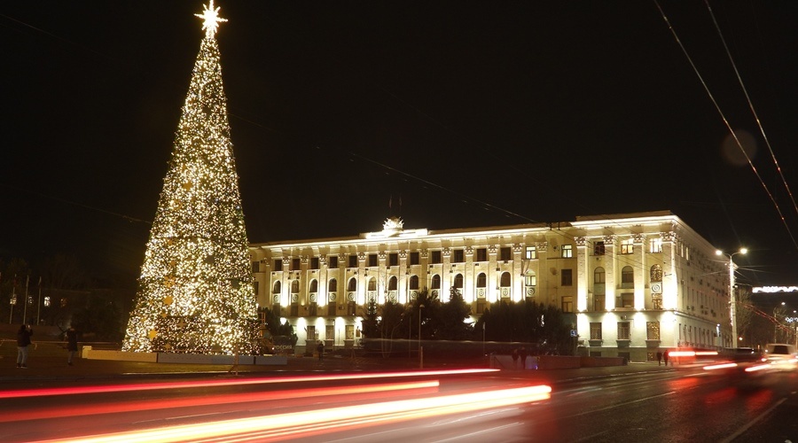 Власти Симферополя решили потратить на новогодние гирлянды еще 25 млн рублей