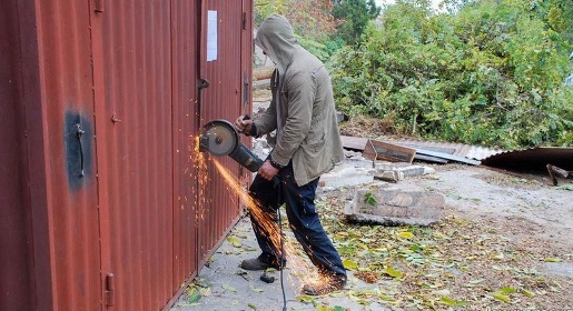 Власти Евпатории начали сносить металлические гаражи для ремонта теплотрассы