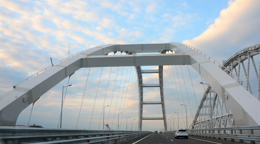 Движение автотранспорта по Крымскому мосту восстановлено после ремонта