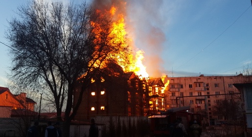 Трехэтажная деревянная гостиница сгорела в Феодосии (ВИДЕО)
