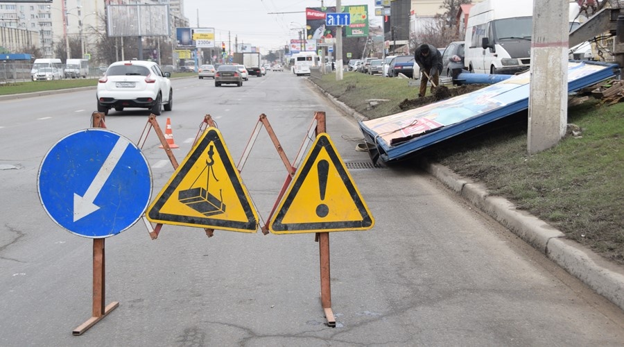 Почти сотню незаконных рекламных конструкций снесли в Симферополе с начала года