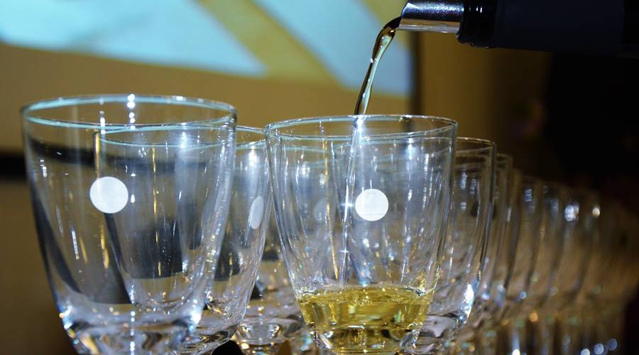 Эксперт поддержал идею продажи российских вин до полуночи