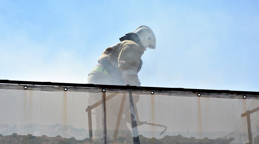 Двадцать человек эвакуированы и четверо спасены на пожаре в Красногвардейском районе