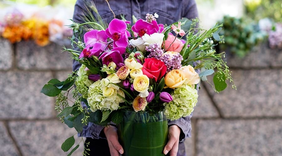 Быстрая и удобная доставка цветов от интернет-магазина RozaVam.ru