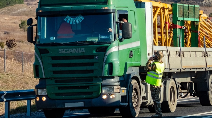 Движение грузовиков и тракторов ограничат на дороге Песчаное – Почтовое до 1 декабря