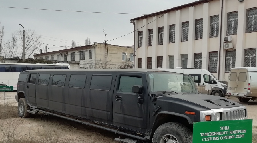 Крымские таможенники изъяли у украинца лимузин Hummer за неуплату таможенных платежей