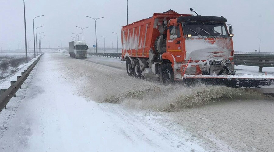 Дорожники обеспечили круглосуточную расчистку Крымского моста и трассы «Таврида» от снега