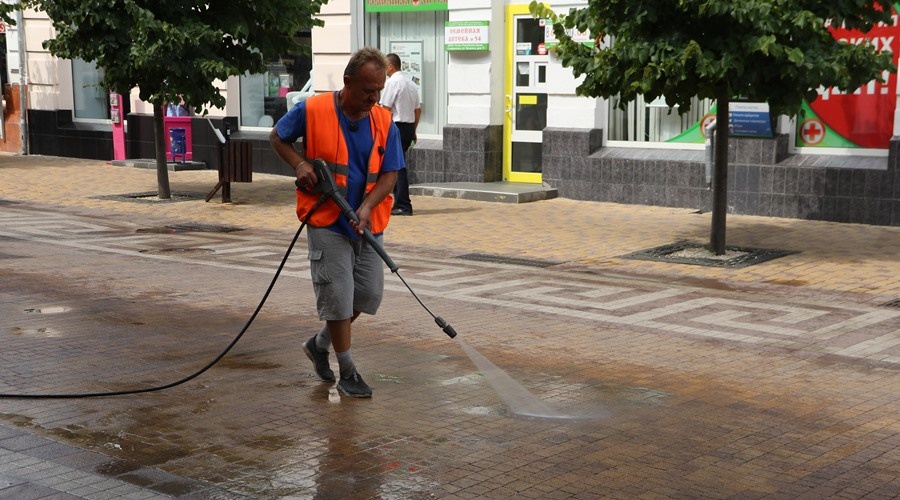 Коммунальщики проводят генеральную уборку в центре Симферополя