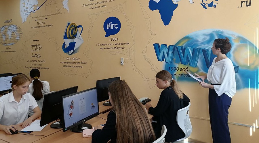 В Крыму в День интернета открыли первый кабинет истории развития всемирной сети