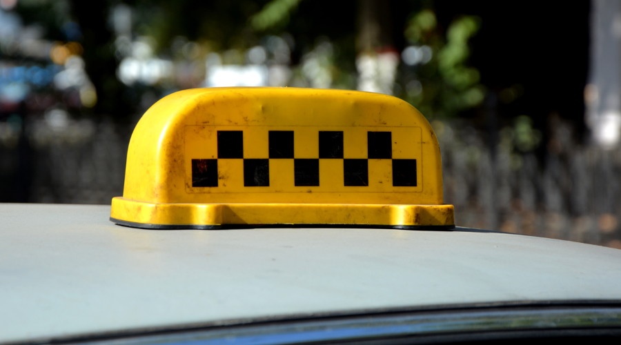 Разрешения на работу в такси теперь можно получить в каждом крымском МФЦ