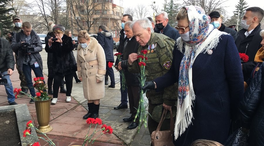 Память крымчан, погибших у стен парламента 26 февраля 2014 года, почтили в Симферополе