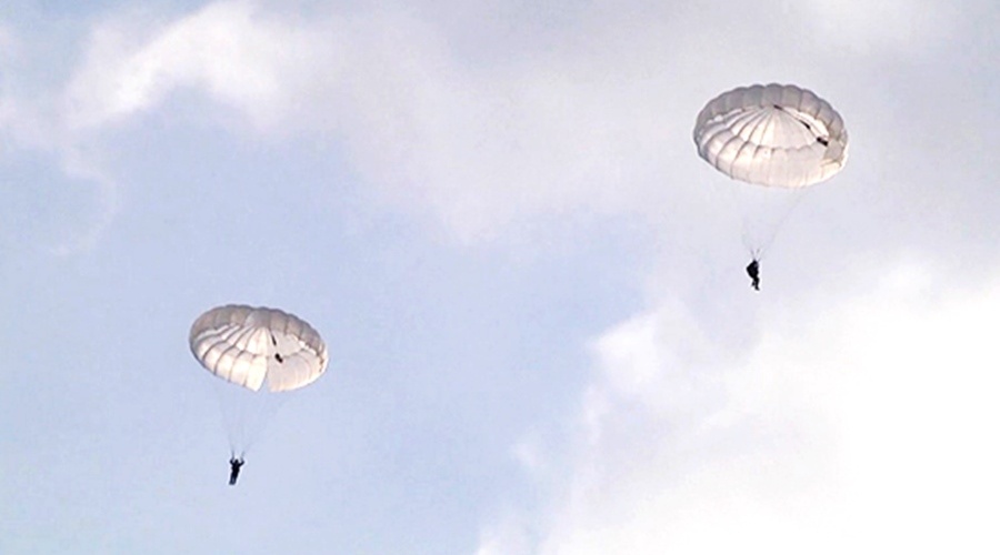 Около 200 морпехов ЧФ отрабатывают прыжки с парашютом в Крыму