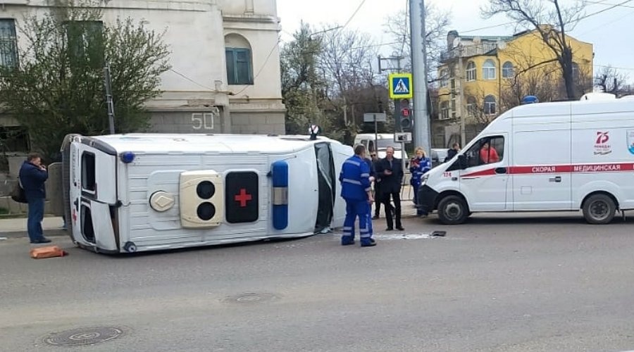 Автомобиль «скорой» перевернулся в Севастополе