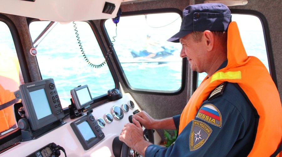 Спасатели эвакуировали из-под Крымского моста четырех человек в лодке
