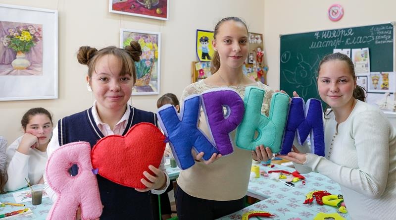 Более трехсот детей из поселка Гвардейское получили возможность заниматься творчеством в двух новых специализированных классах — единственных в Симферопольском районе